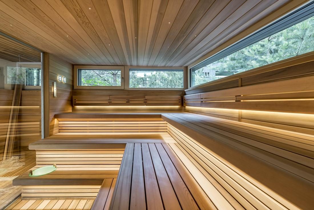 Большая парная с панорамными окнами и ступенчатыми полками
